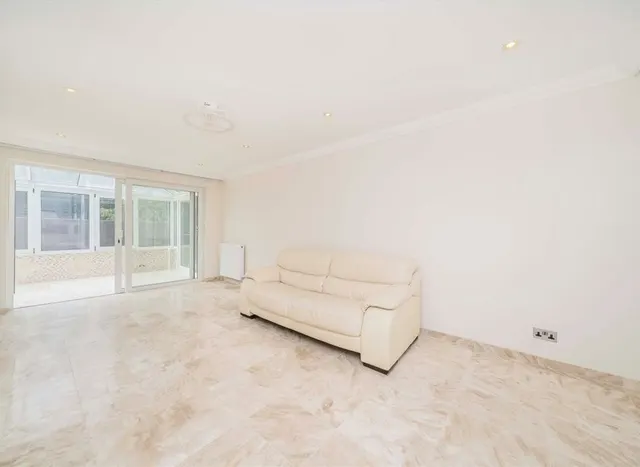 Photo 3 — Auriol Close, Worcester Park, KT4