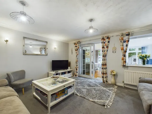 Photo 3 — Upronfield Close, Hatch Warren, Basingstoke, RG22