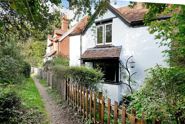 Horsham Road, Mid Holmwood, RH5, photo 1