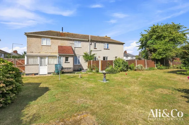 Photo 2 — Southey Walk, Tilbury, Essex, RM18 8AT