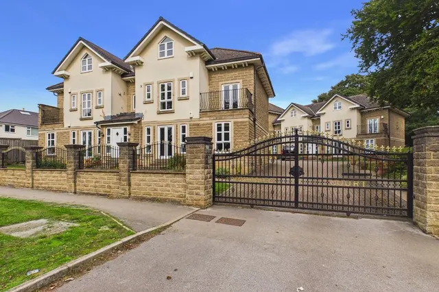 Ring Road, Seacroft, Leeds, LS14, photo 1