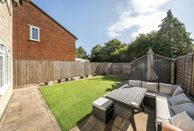 Photo 3 — Tanyard Way, Horley, RH6 9PQ