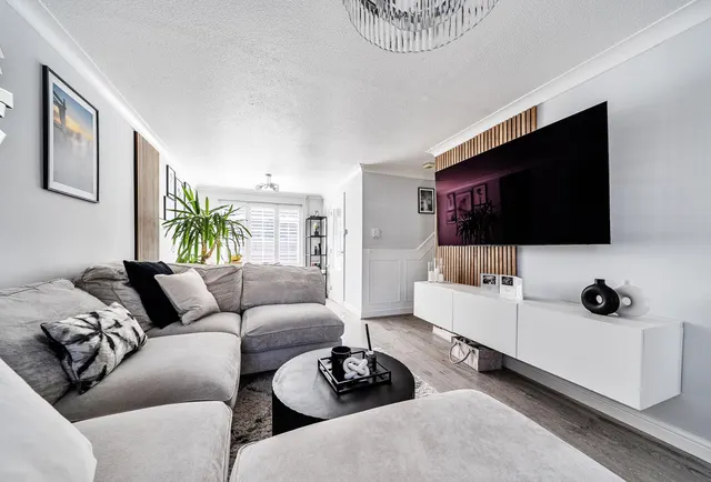 Photo 2 — Tanyard Way, Horley, RH6 9PQ