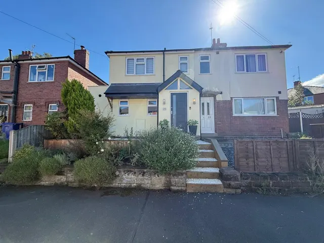 Beauty Bank Crescent, Stourbridge, DY8 3TF, photo 1
