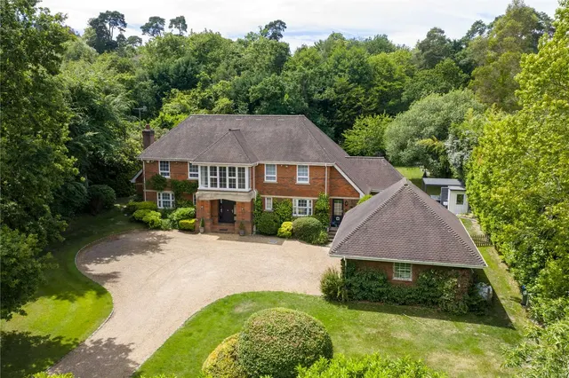Birds Hill Road, Oxshott, Leatherhead, Surrey, KT22 0NJ, photo 1