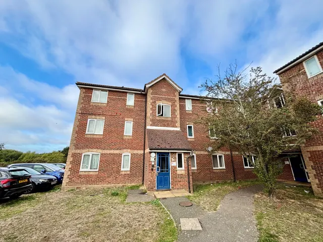 Chantress Close, Dagenham, RM10, photo 3