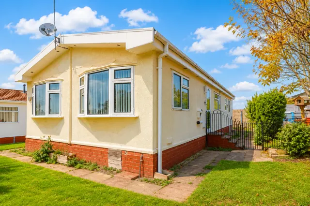 The Pines Homes Park, Huntington, photo 1