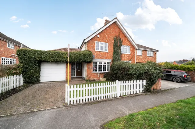 Grasmere Road, Lightwater, Surrey, GU18 5TF, photo 1