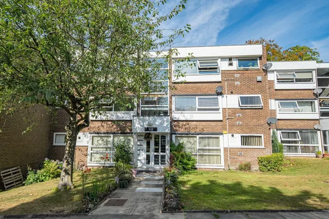 The Moorlands, Leeds, LS17, photo 1