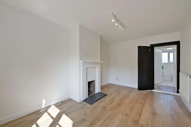 Warbrook Lane, Eversley, RG27, photo 3