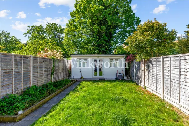 Lynbridge Gardens, London, N13, photo 3