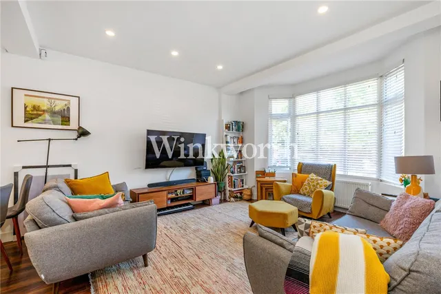 Lynbridge Gardens, London, N13, photo 1