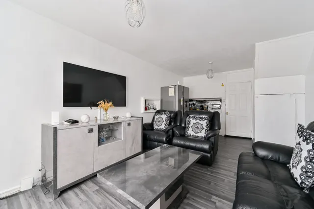23 Wimborne House, Dorset Road, London, photo 1