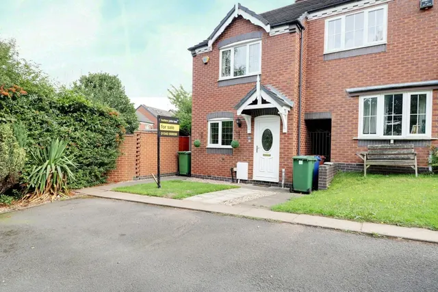 Newhall Crescent, Cannock, photo 1