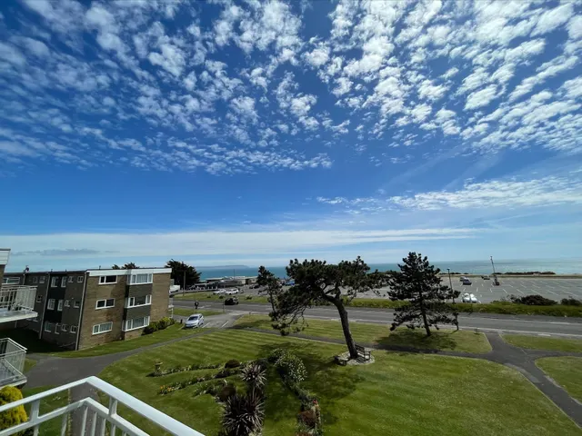 Exeter Court, Highcliffe, BH23, photo 1