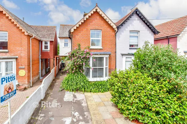 Princes Road, Freshwater, PO40, photo 1