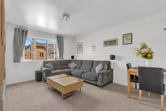 Photo 2 — Kingfisher Drive, Hemel Hempstead, HP3 9DD