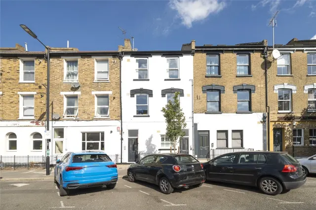 Median Road, E5, photo 1