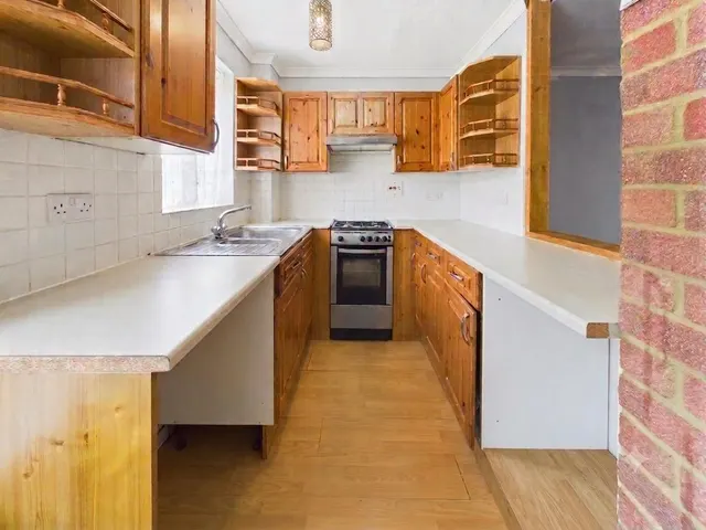 Woodcourt, Tollgate Hill, RH11, photo 2