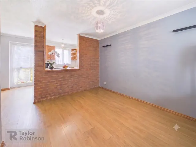 Woodcourt, Tollgate Hill, RH11, photo 3