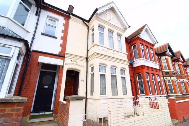 Chatsworth Road, Luton LU4 8AS, photo 1