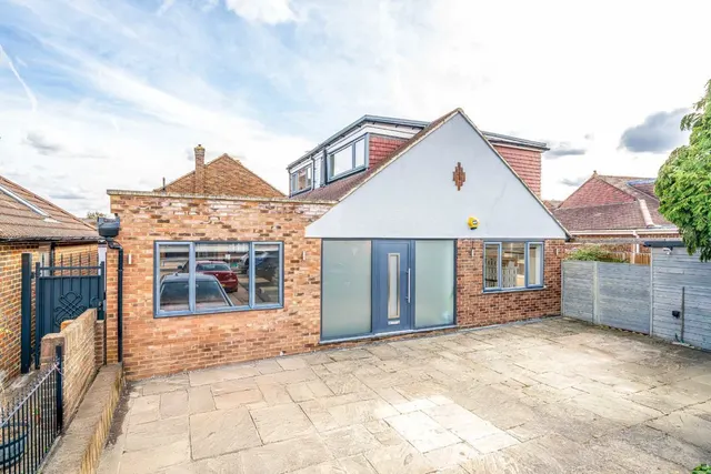 Hollybank Close, TW12, photo 1