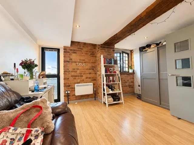 Biddle & Shipton, The Docks, GL1, photo 2