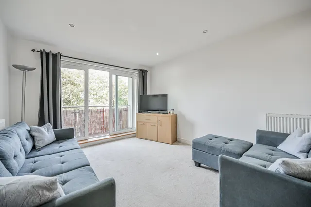 Photo 3 — 32 Thomas Jacomb Place, London