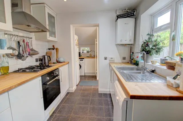 Crawley Road, Horsham, RH12, photo 2