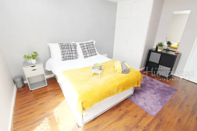 3 bedroom property, Viewings, B16