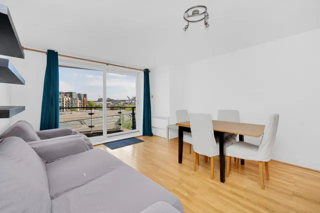 Smugglers Way, London, SW18, photo 1