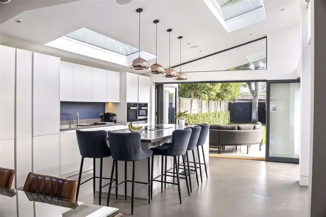 Curzon Road, Weybridge, Surrey, KT13 8UW, photo 1