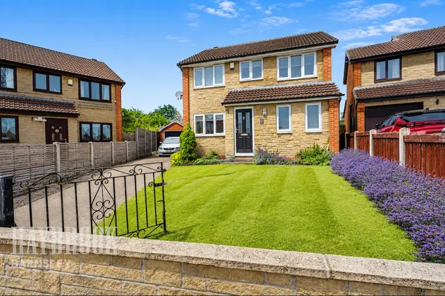 Midhurst Grove, Barugh Green, photo 1