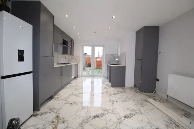 Photo 2 — Lalleford Road, Luton LU2 9JH