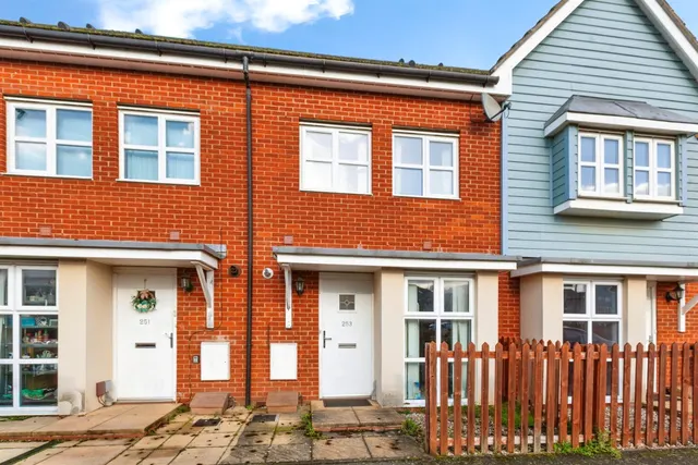 Eltham Avenue, SLOUGH, photo 1