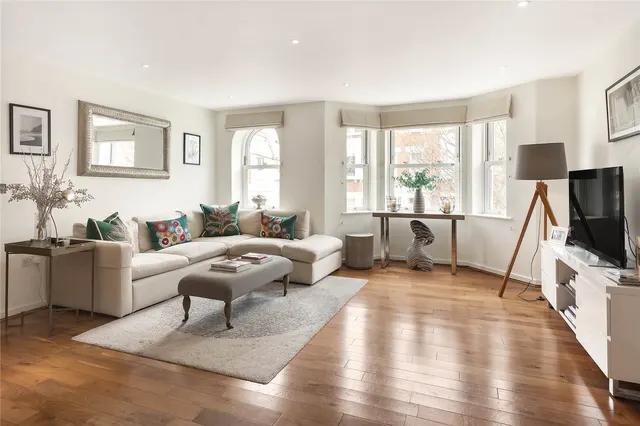 Wendle Square, London, SW11, photo 1
