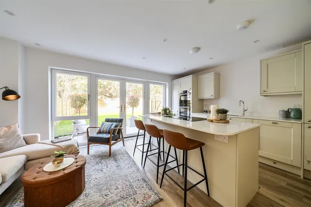 Newtown Road, Warsash, photo 1