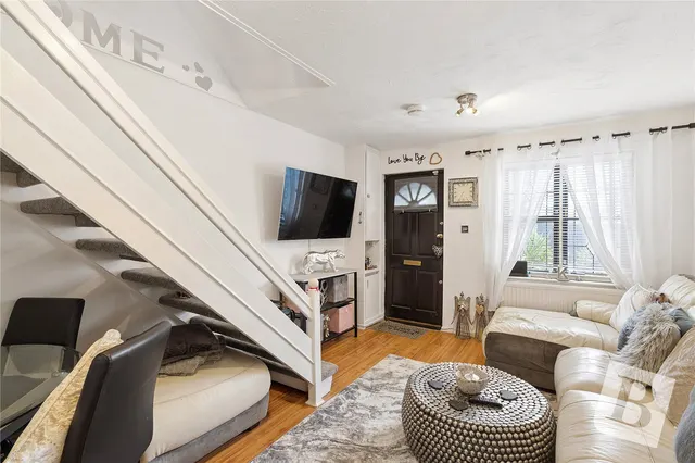 Mansard Close, Hornchurch, RM12, photo 3