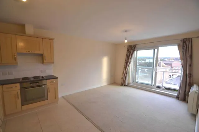 Station Approach, Epsom, KT19, photo 2