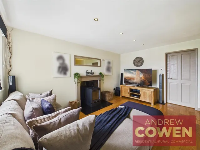 Photo 2 — Redcliffe Gardens, Scarborough YO12 6SU