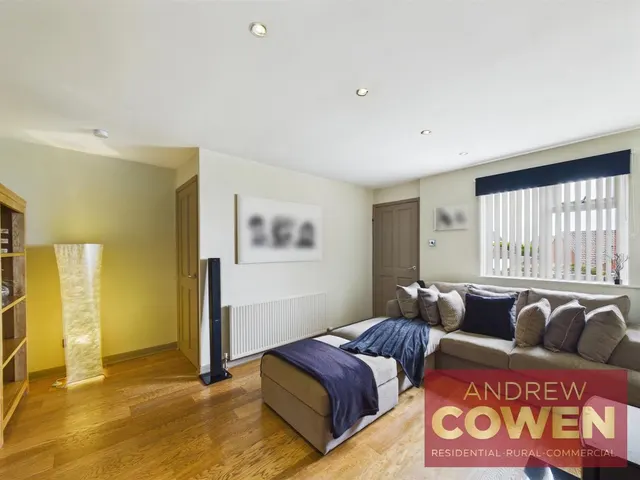 Photo 3 — Redcliffe Gardens, Scarborough YO12 6SU