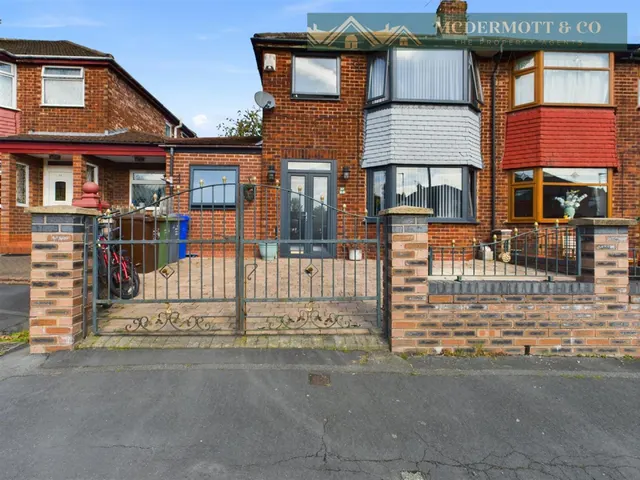 Silverstone Drive, Clayton Bridge, M40, photo 1