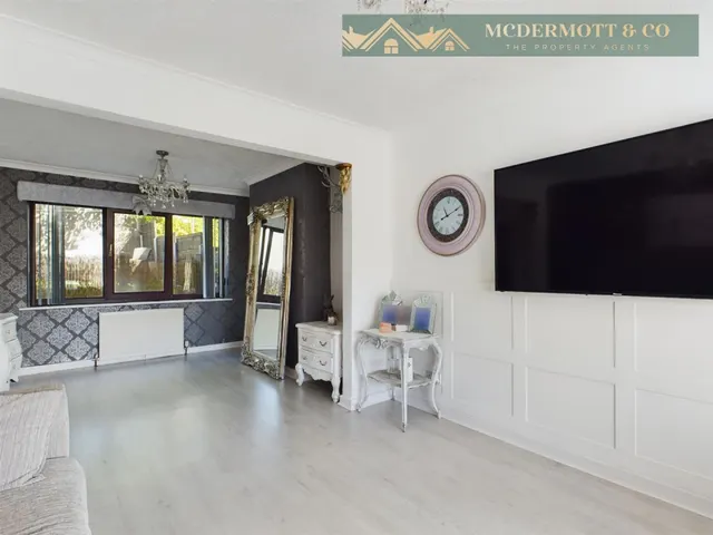 Silverstone Drive, Clayton Bridge, M40, photo 3