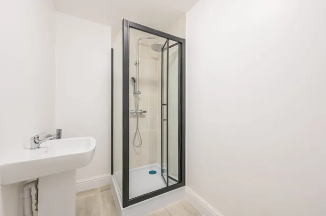 Photo 2 — Flat 2, 63a, London