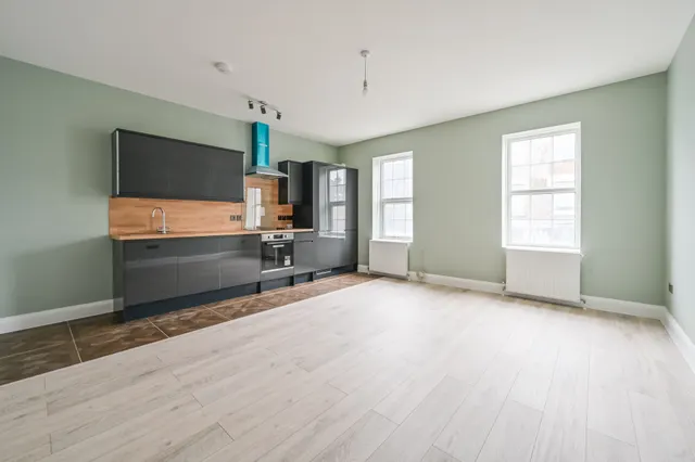 Photo 3 — Flat 2, 63a, London