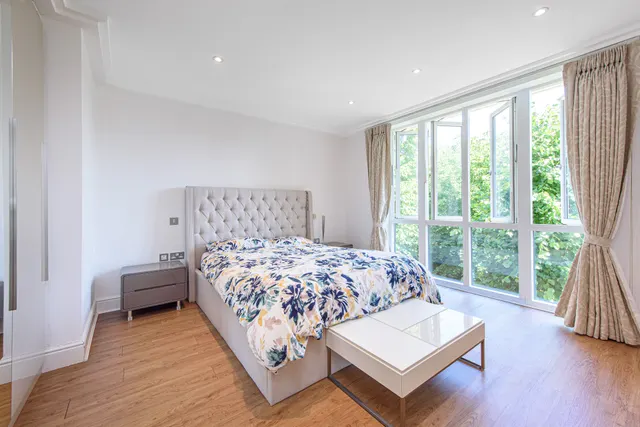 Photo 3 — 137 Westfield, 15 Kidderpore Avenue, London