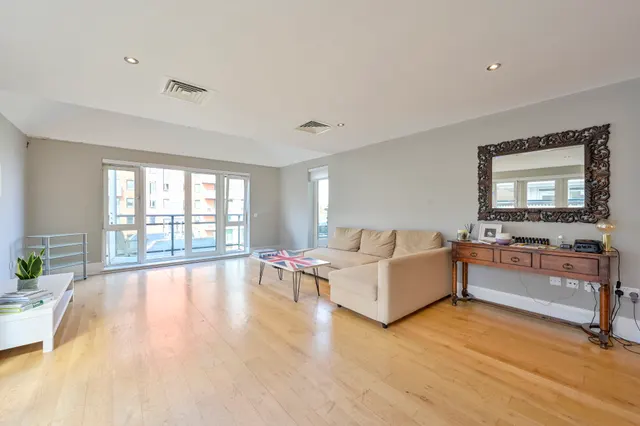 Photo 2 — 104 Putney Wharf, 25 Brewhouse Lane, London