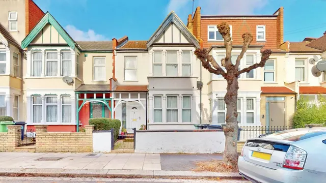 Wellington Avenue, London, N15, photo 1