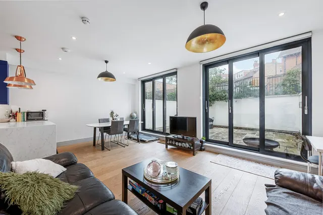 3 bedroom flat, Castlebar Road, London, W5