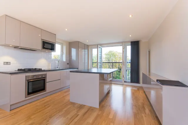 Photo 3 — 10 Espirit House, 2 Keswick Road, London